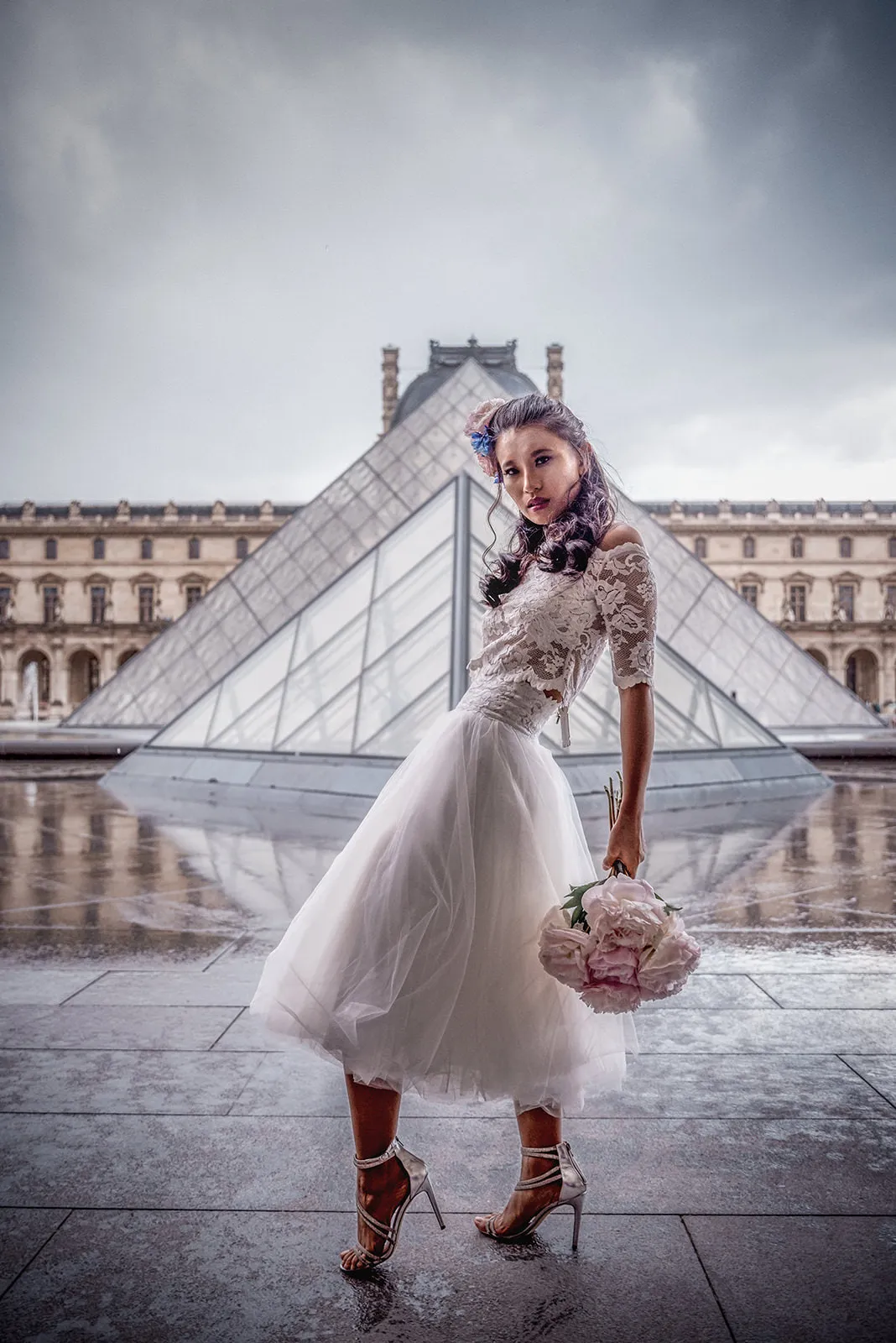 Brautportrait in Paris mit elegantem kurzen Hochzeitskleid
