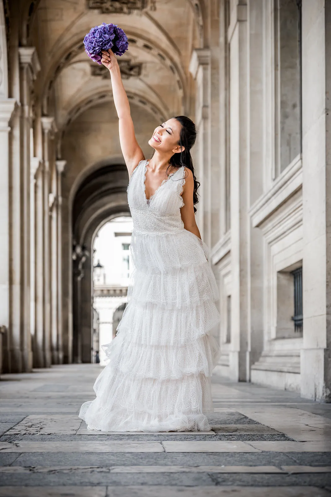 Braut in Paris mit editorialer Destination-Wedding-Atmosphäre