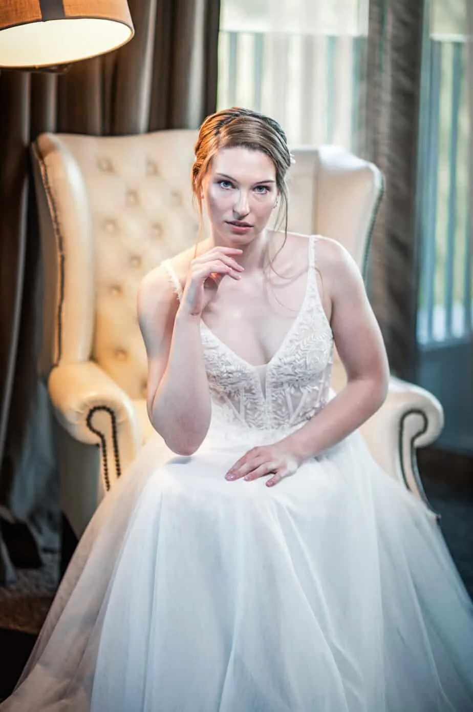 Brautkleid in einer hellen Hotelsuite am Hochzeitsmorgen