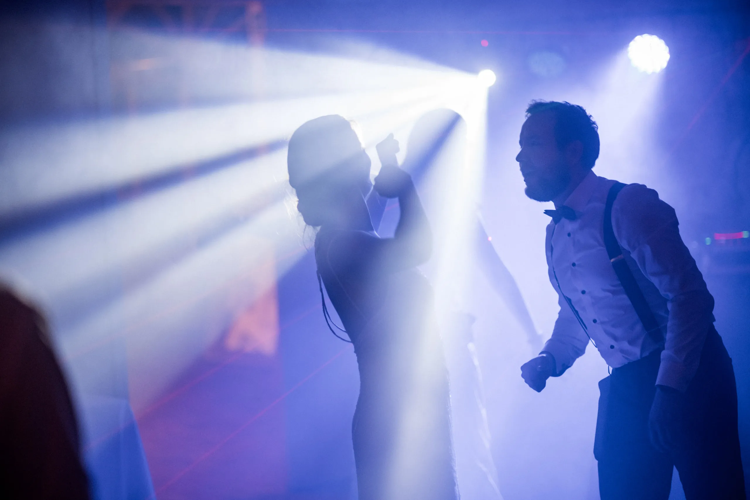 Silhouetten der Hochzeitsgäste im Licht der Feier