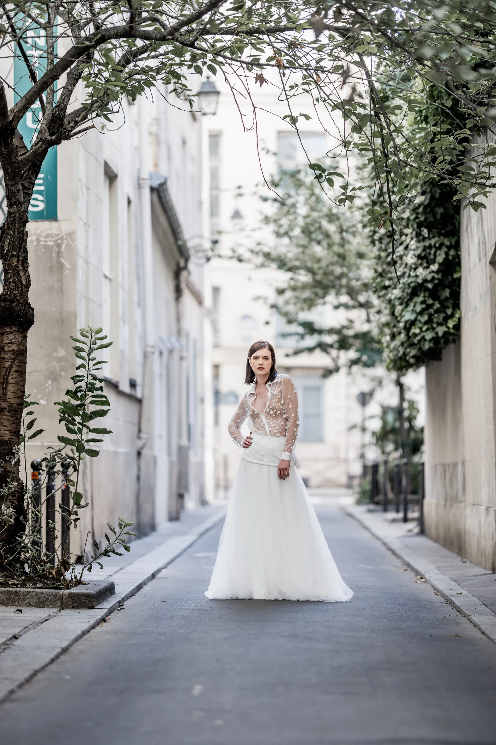 Brautkleid Shooting in einer ruhigen Pariser Straße