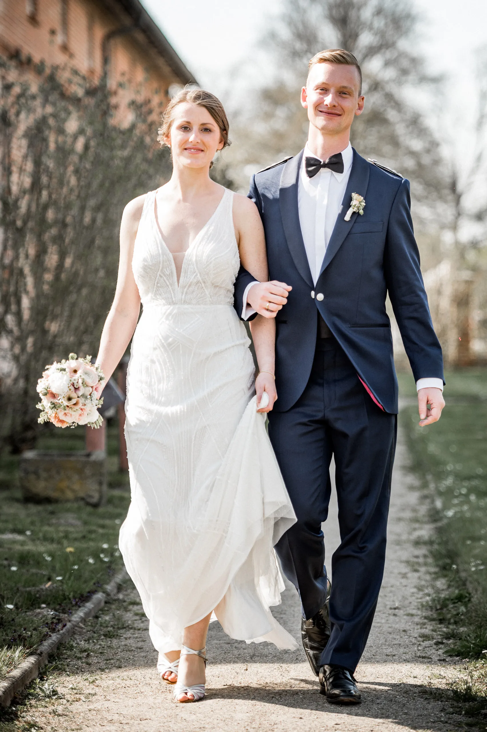 Valerie und Tim gehen gemeinsam durch den Park