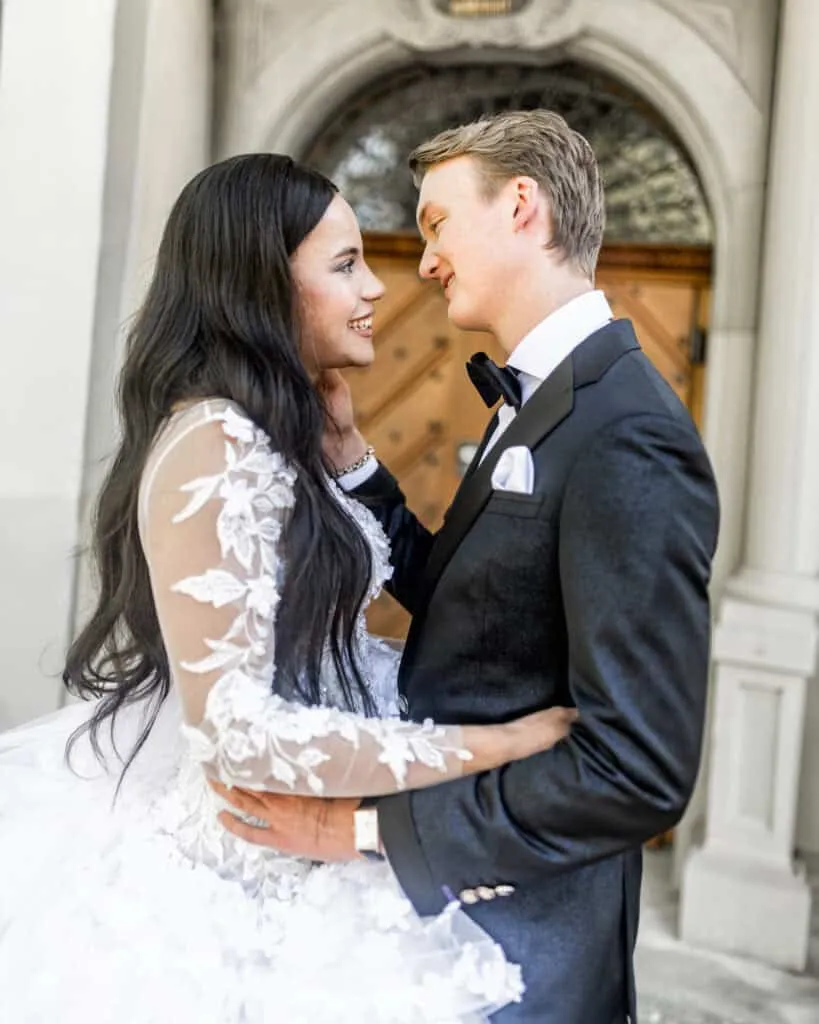 Brautpaar unterwegs durch Zürich mit eleganter Hochzeitsinspiration