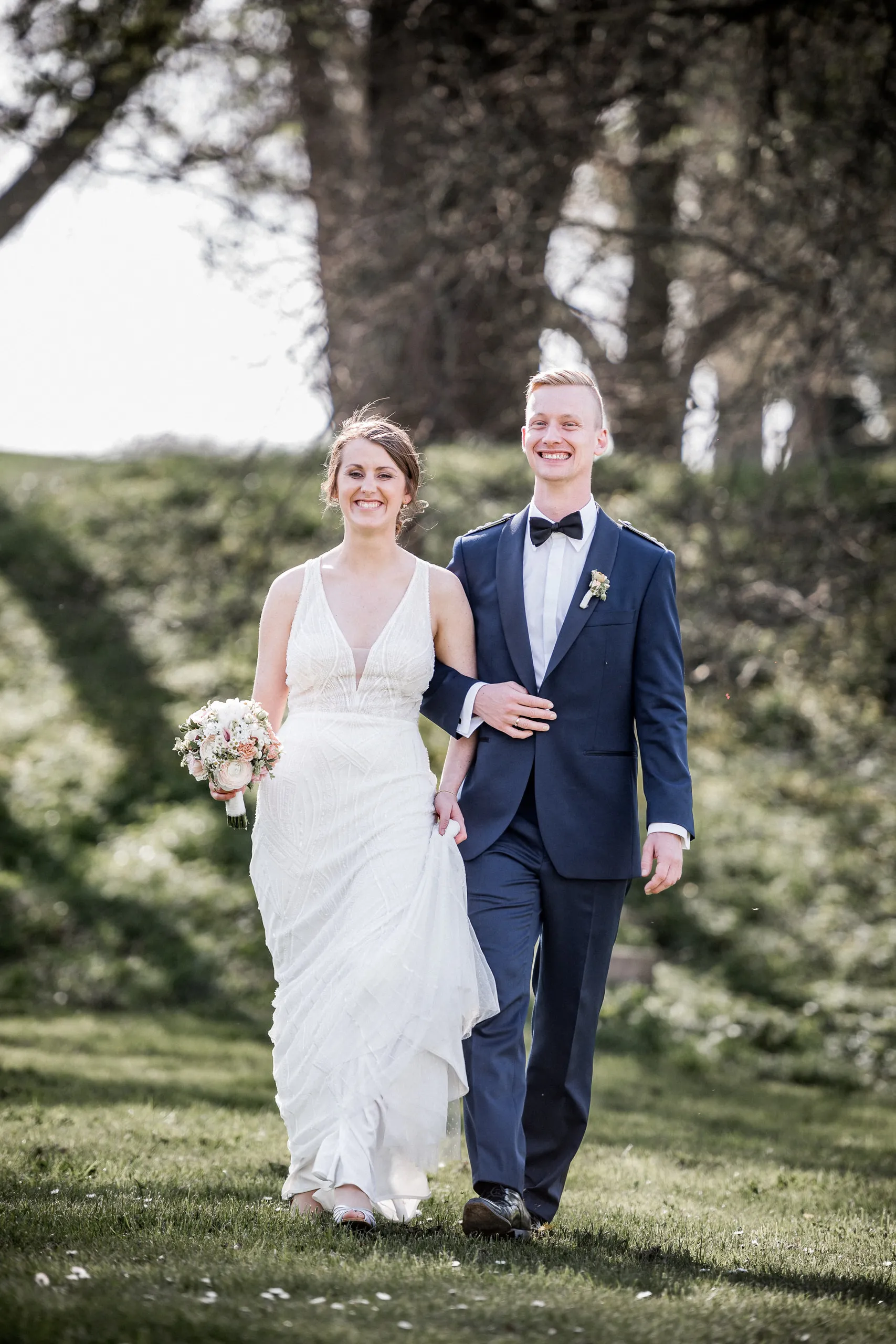 Brautpaarspaziergang im natürlichen Licht am Hochzeitstag