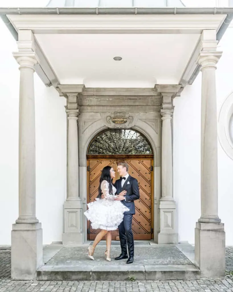 Stephanie und Laurin lächeln beim Paarshooting in Zürich