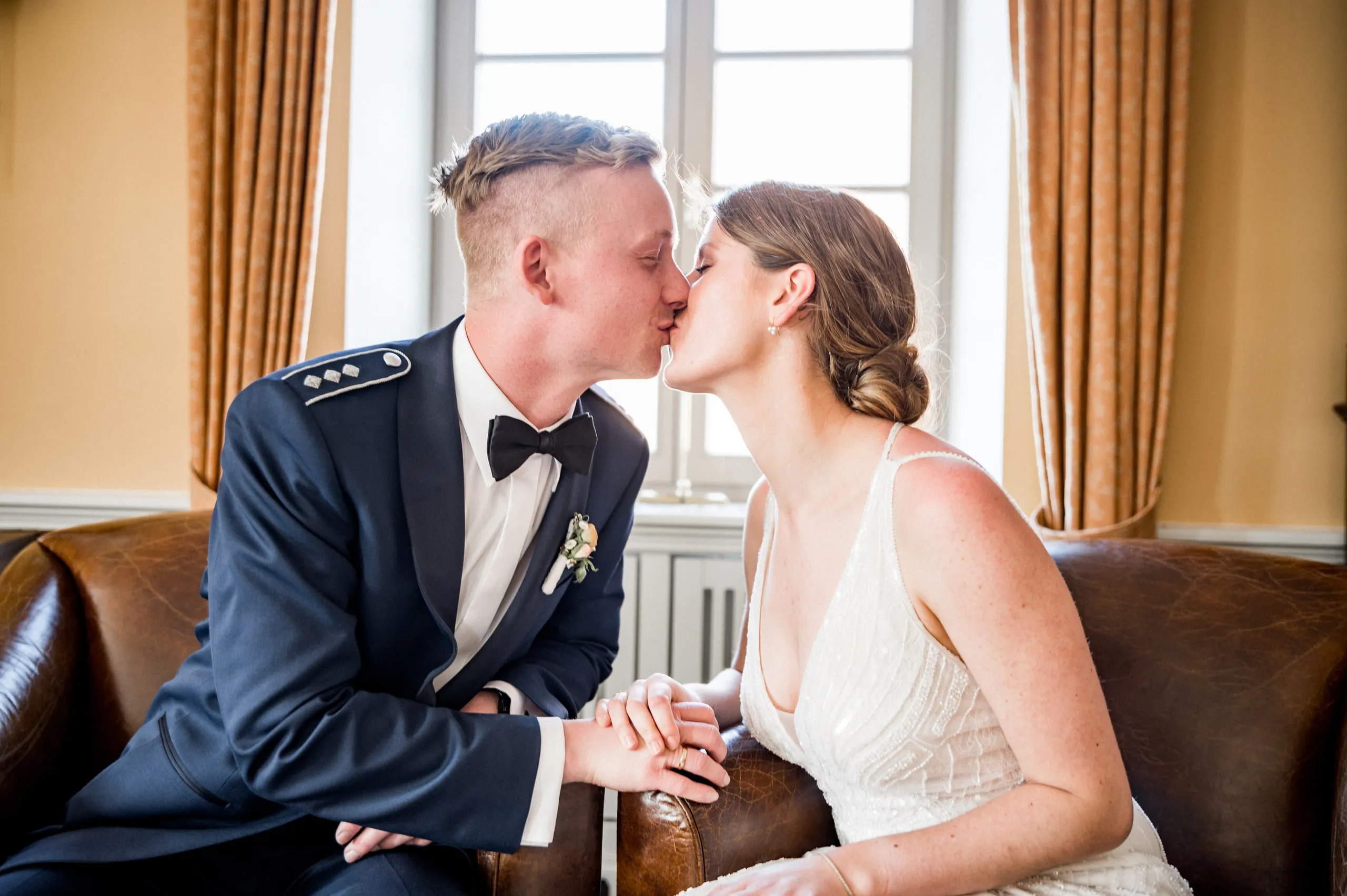 Nahes Brautpaarportrait von Valerie und Tim im Innenraum