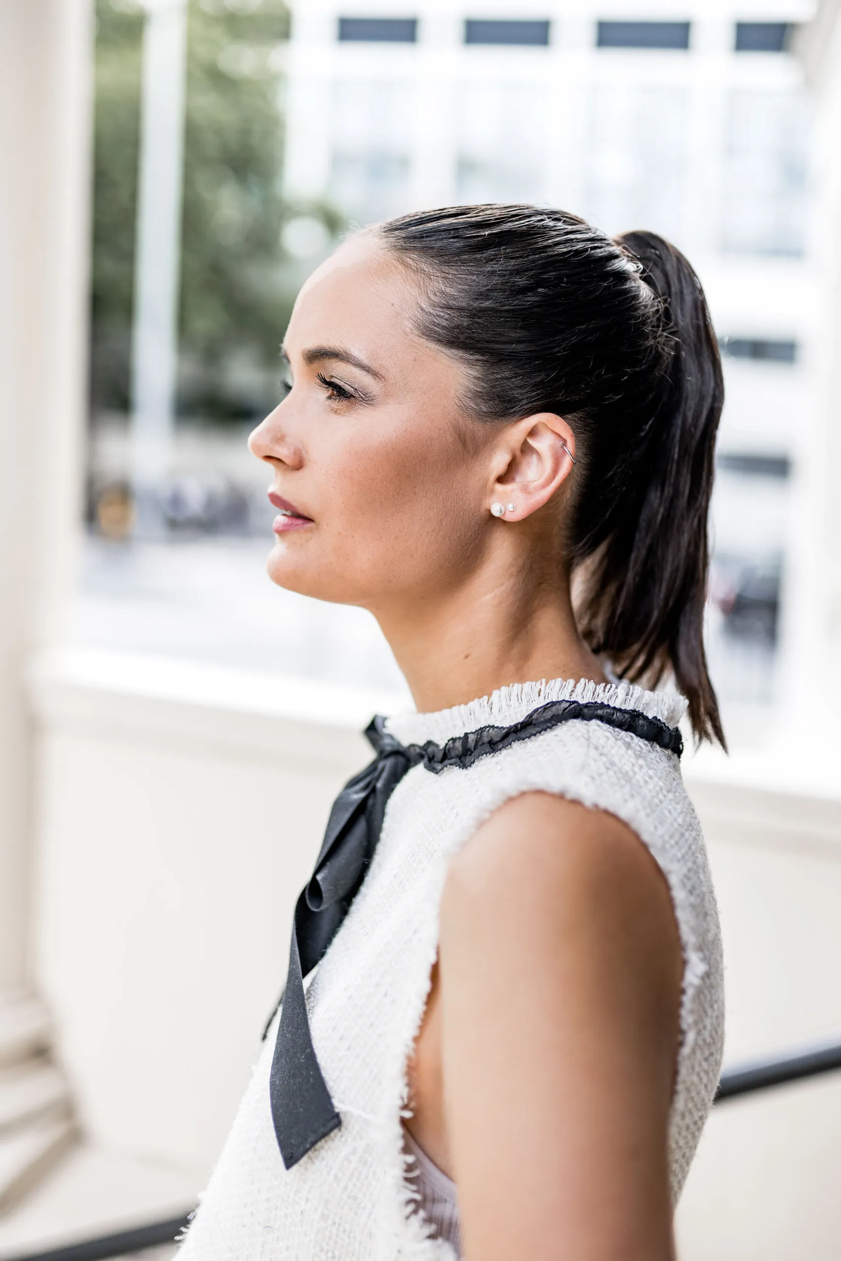 Seitliches Portrait von Mariam in einem weißen Kleid in South Kensington
