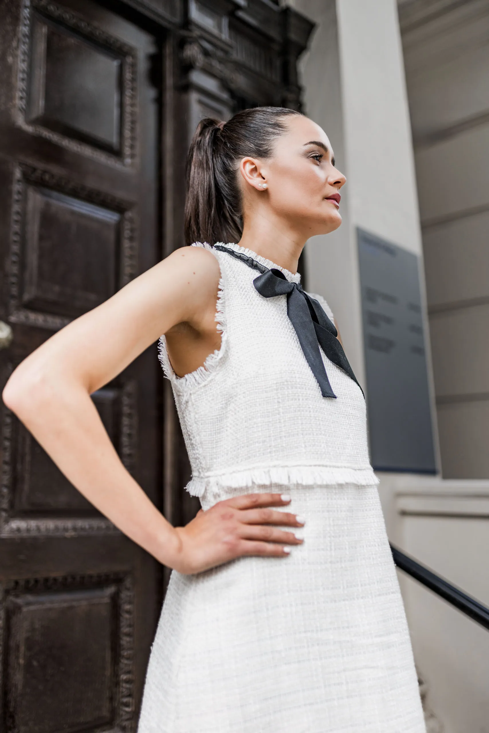 Mariam vor klassischer Londoner Architektur in South Kensington