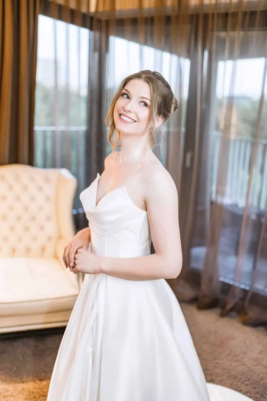 Brautkleid und Styling für den Hochzeitsmorgen im Hotel
