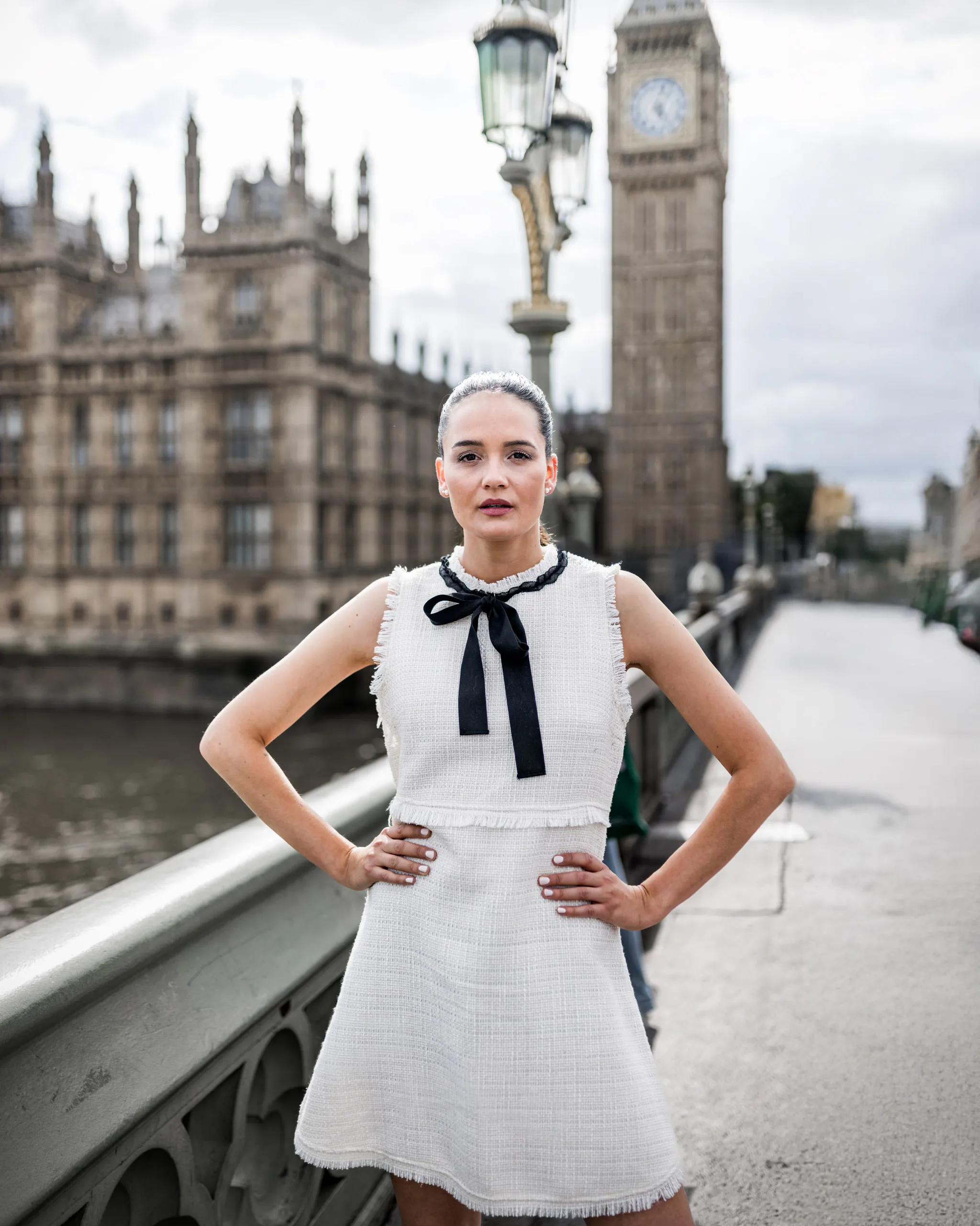 Editorial Portrait von Mariam an der Themse mit Westminster und Big Ben in London