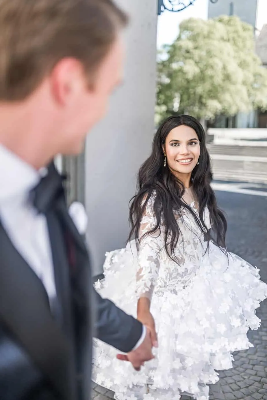 Stephanie und Laurin bei einer urbanen Hochzeitsszene in Zürich