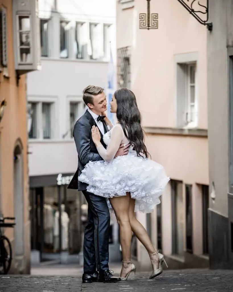 Hochzeitsinspiration mit Brautkleid und Maßanzug in Zürich