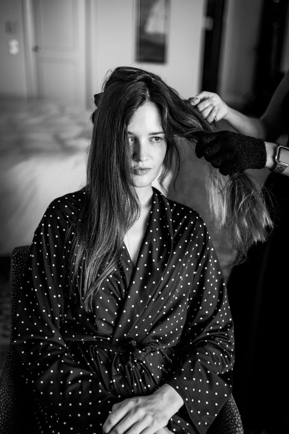 Braut vor dem Styling im gepunkteten Morgenmantel