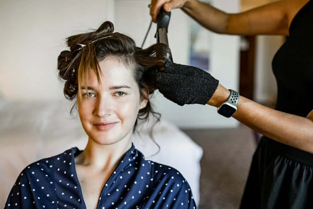 Friseurin formt die Brautfrisur beim Getting Ready in Hamburg