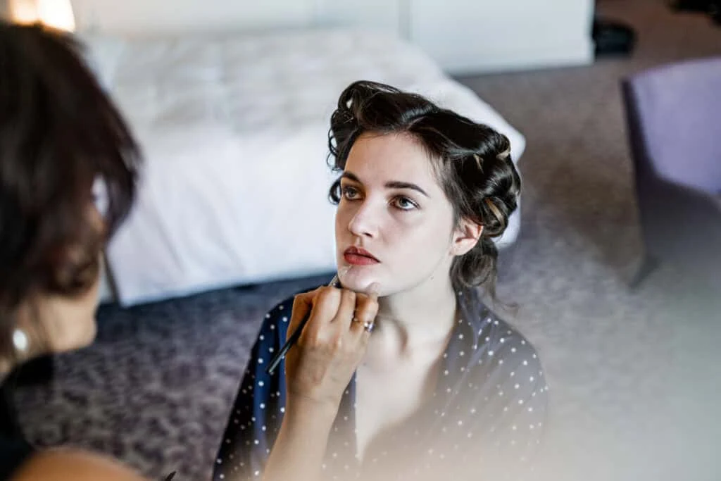 Braut beim Getting Ready und Brautstyling in einem Hamburger Hotel