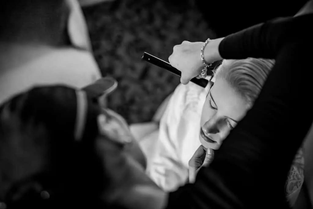 Friseurin stylt die Braut vor ihrer Hochzeit im Hotel Atlantic