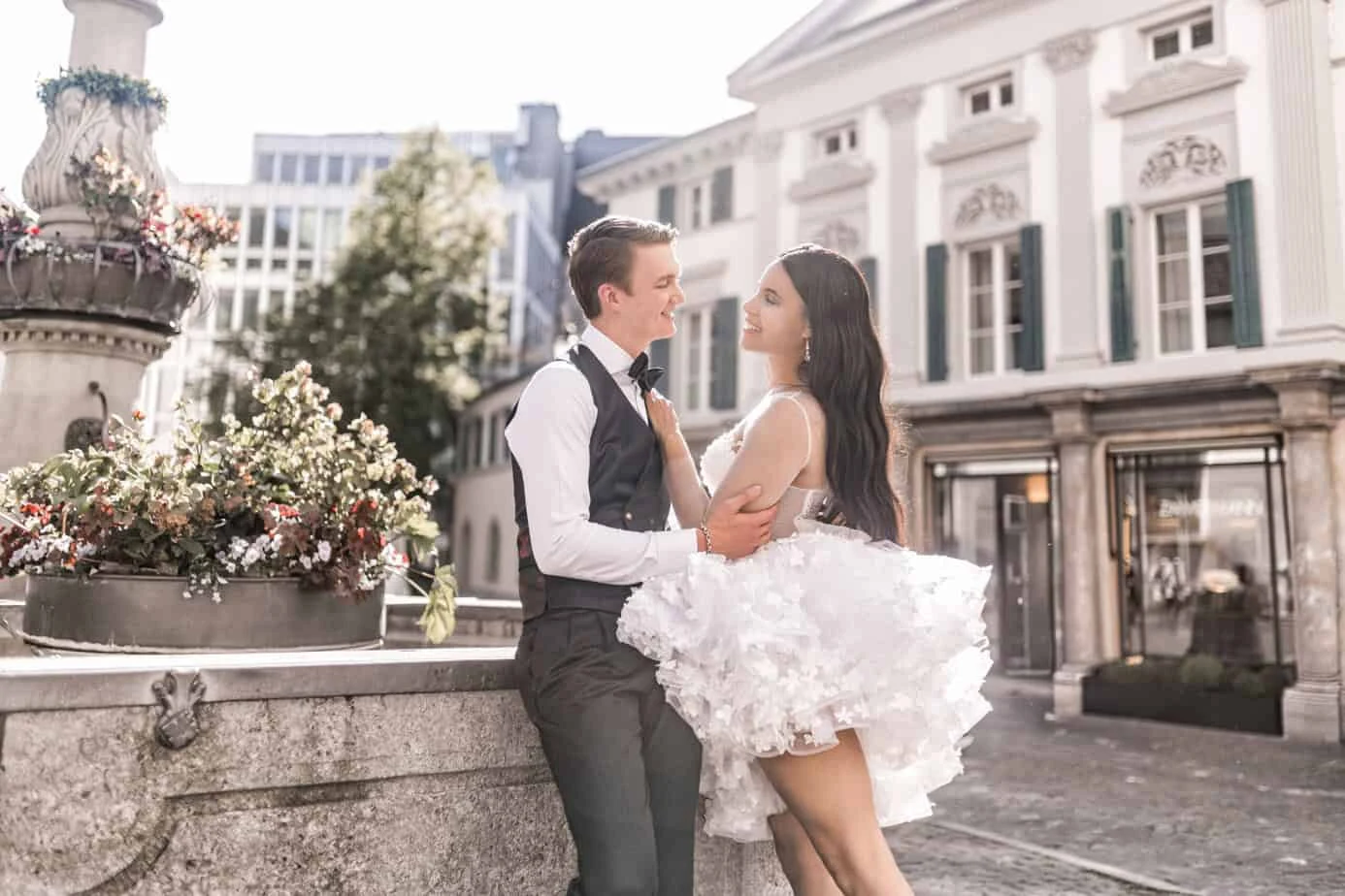 Brautpaar unterwegs durch Zürich mit eleganter Hochzeitsinspiration
