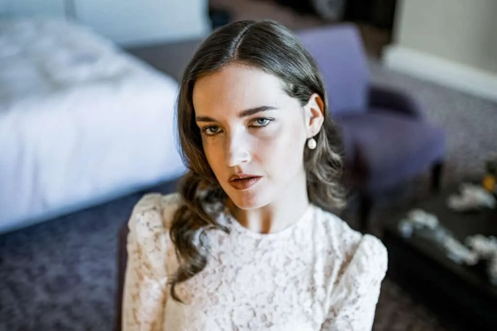 Braut während des Make-ups in einer Suite des Hotel Atlantic