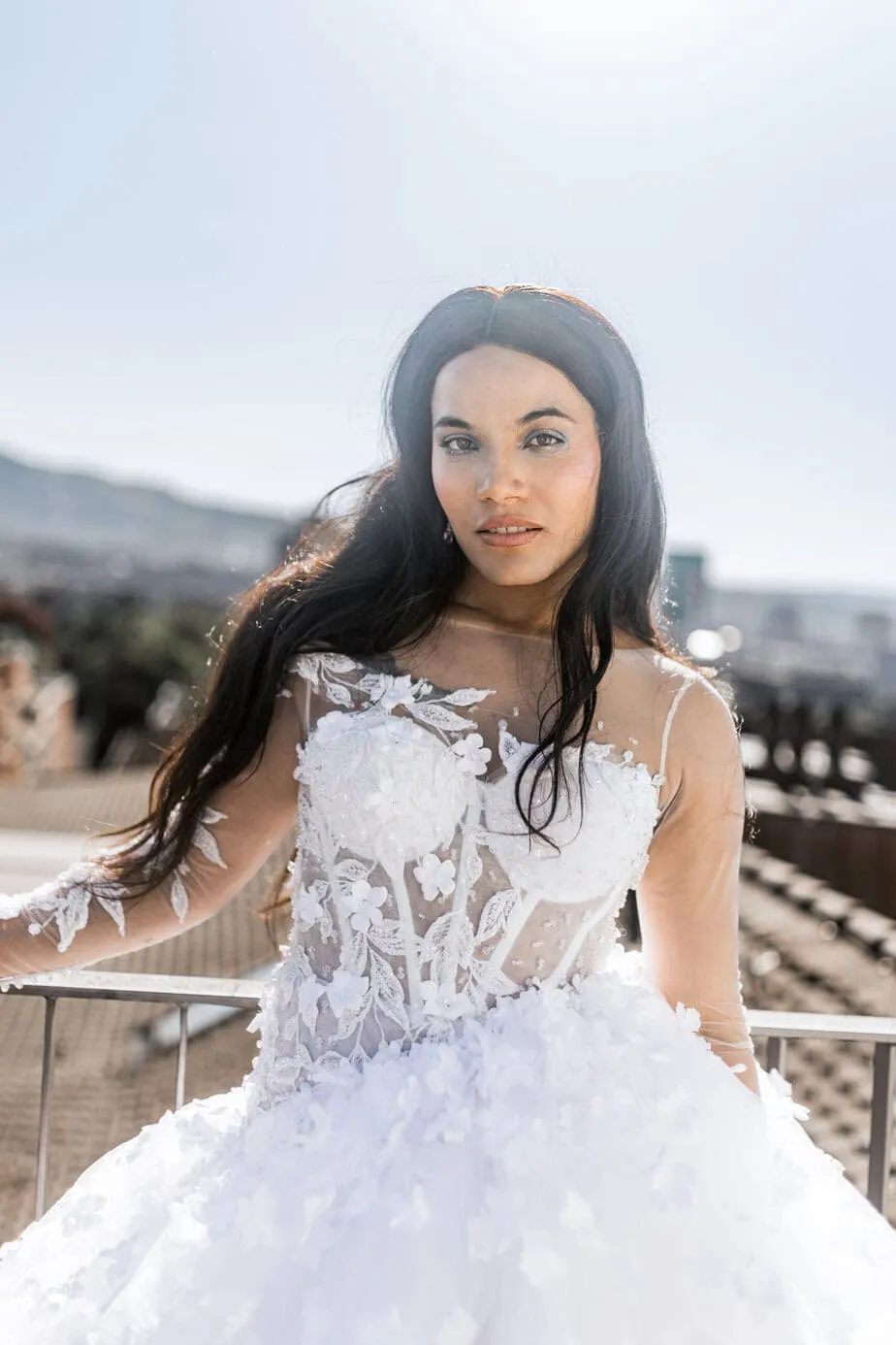 Braut Stephanie mit modernem Hochzeitslook in der Schweiz