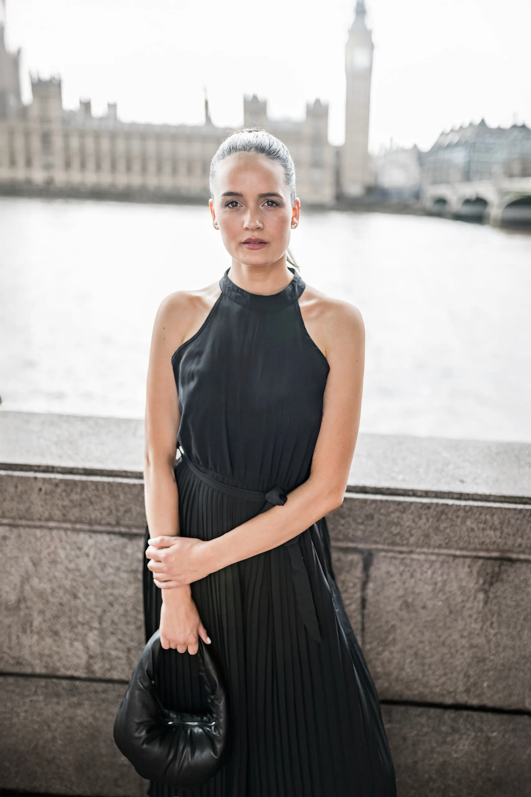 Editorial Portrait von Mariam im schwarzen Kleid an der Themse