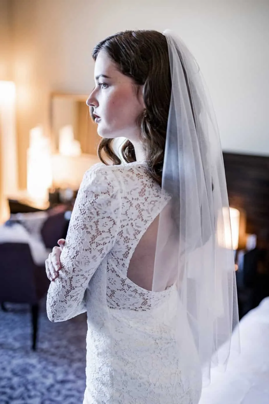 Rückansicht der Braut mit Schleier und Spitzenkleid