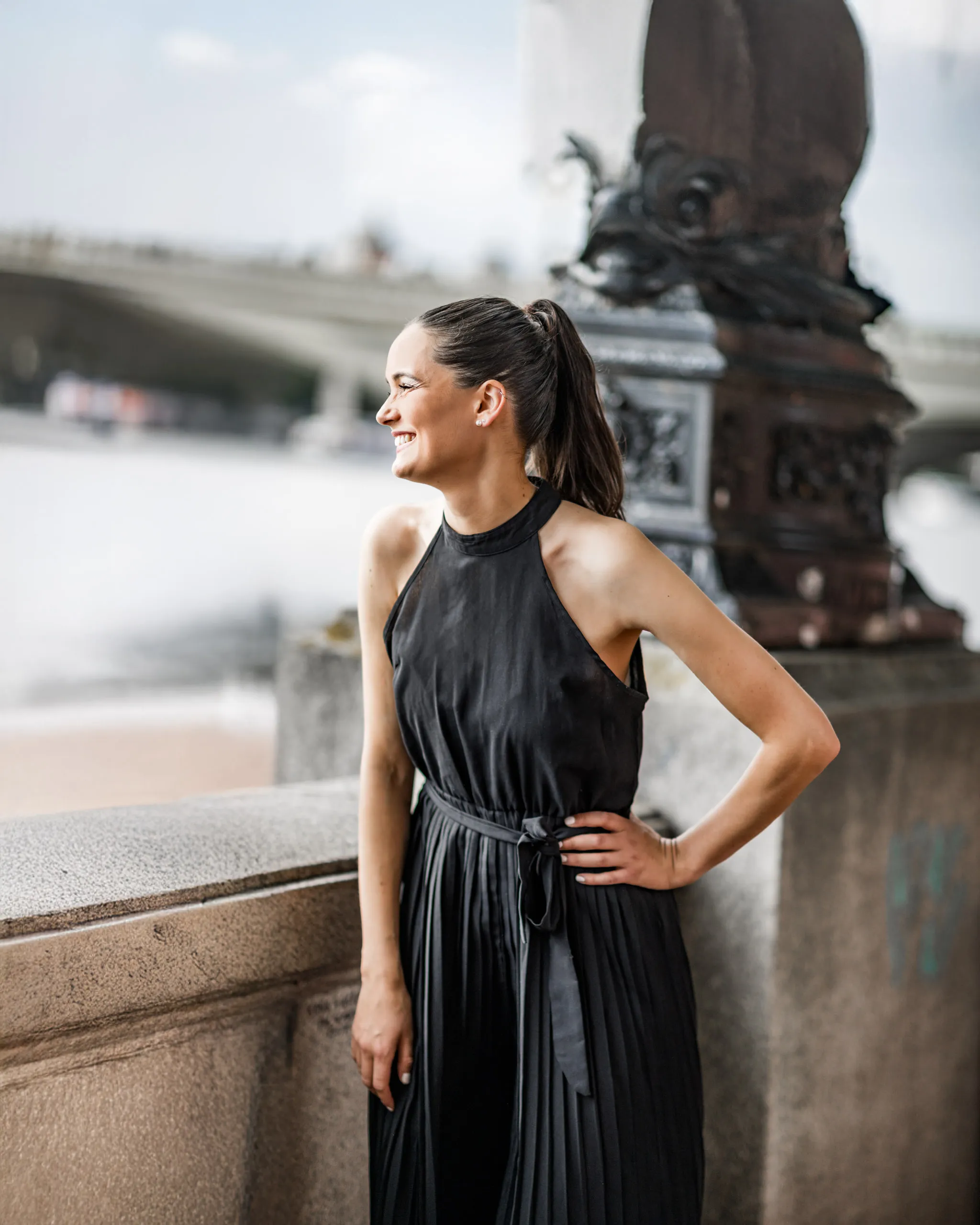 Lachendes Portrait von Mariam am Victoria Embankment in London