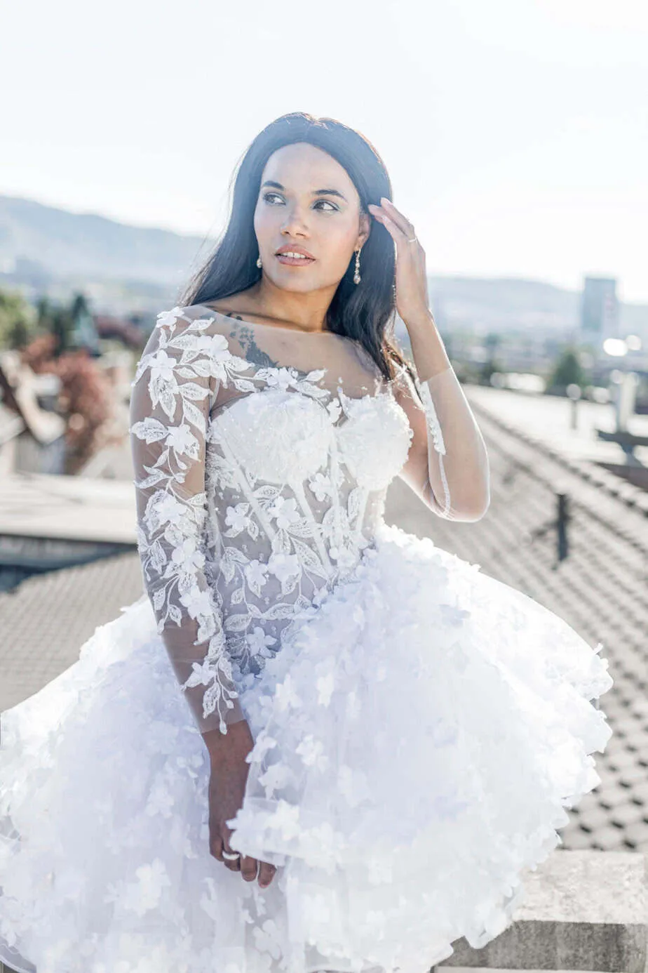 Bräutigam Portrait im eleganten Anzug bei einem Elopement Editorial
