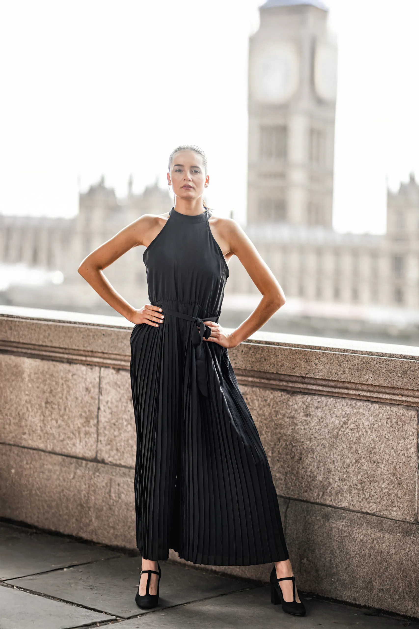 Ganzkörperportrait von Mariam am Victoria Embankment in London