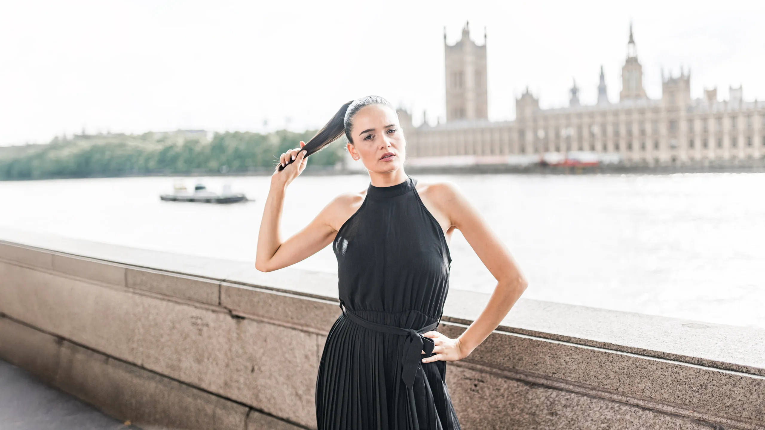 Weites Editorialbild von Mariam an der Themse mit Westminster im Hintergrund