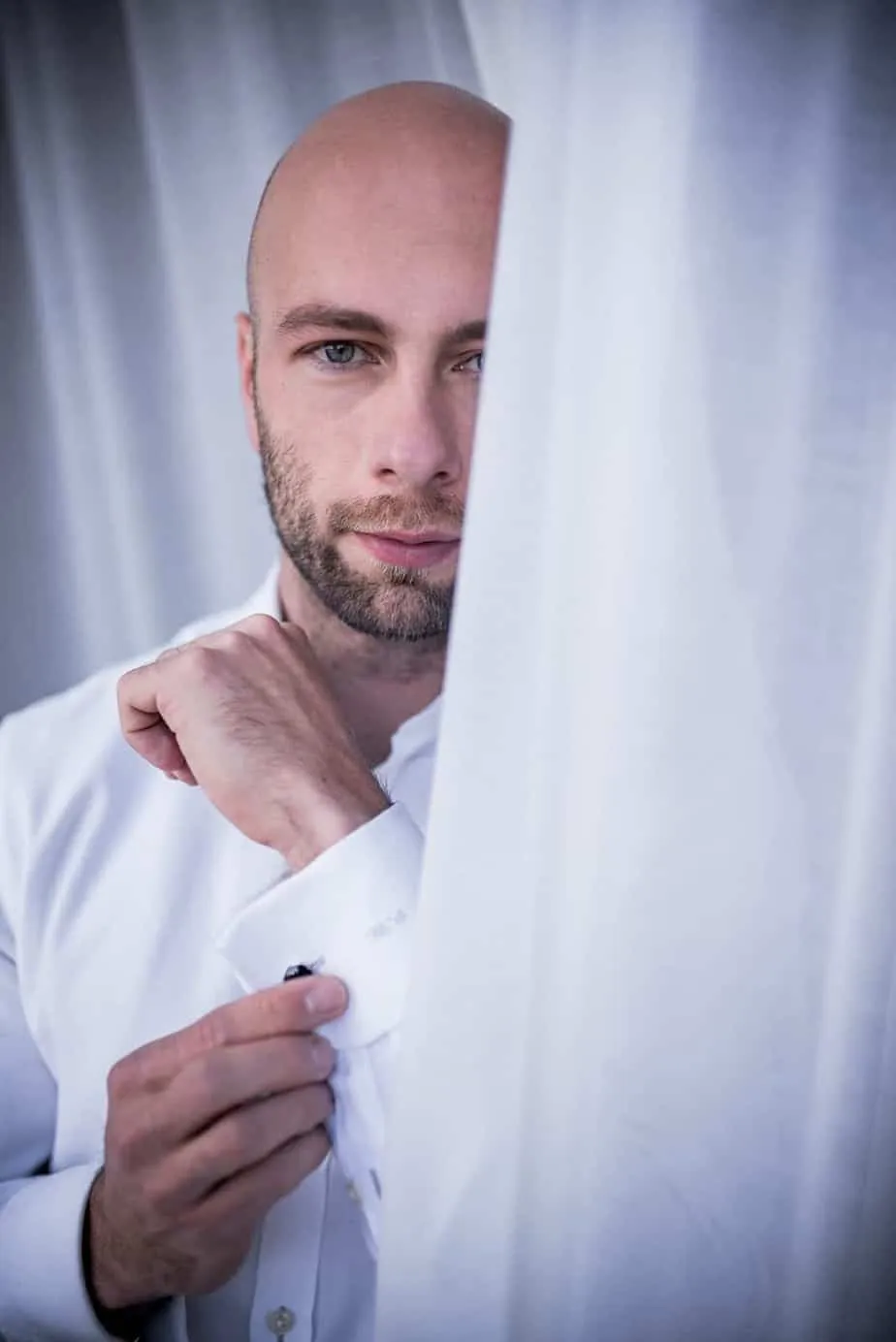 Bräutigam richtet sein Hemd vor der Hochzeit in Hamburg