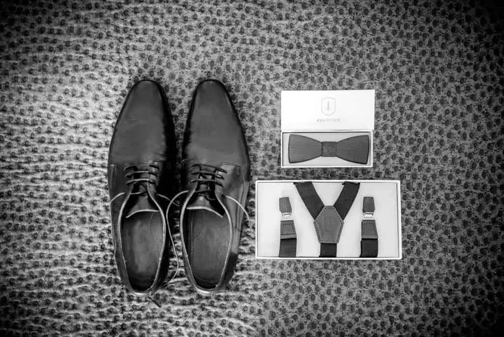 Schuhe, Fliege und Manschettenknöpfe des Bräutigams