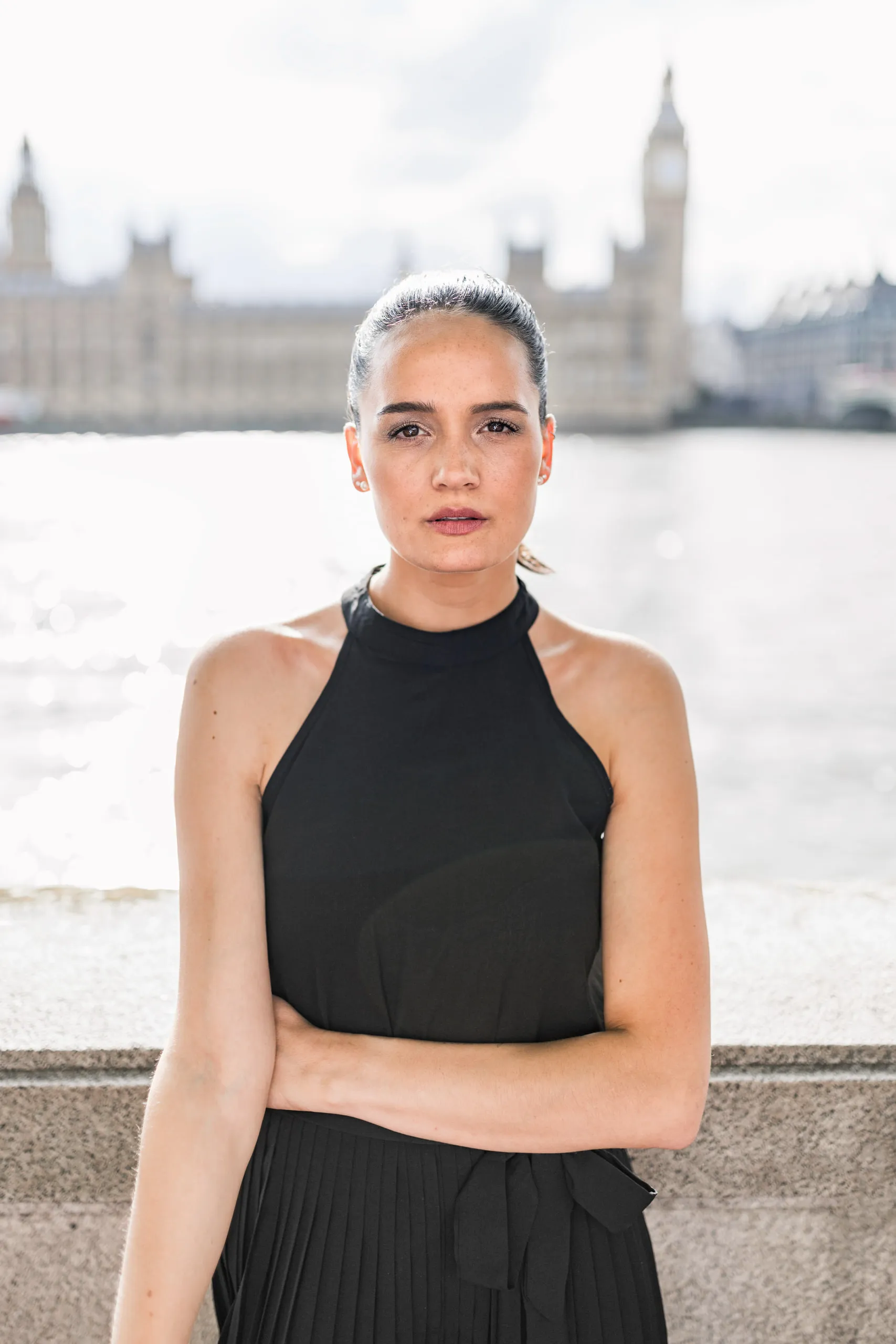Nahes Editorial Portrait von Mariam vor Westminster
