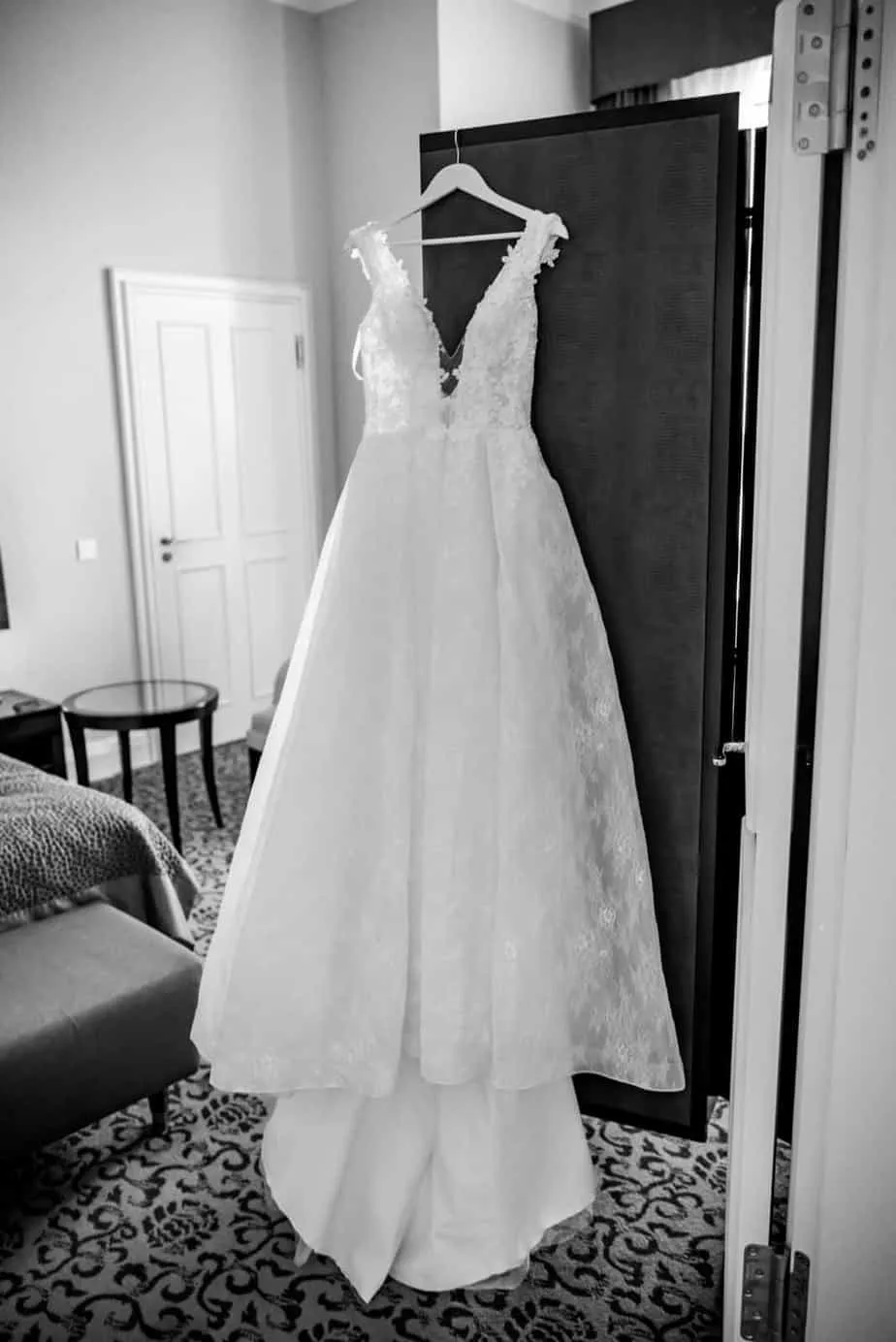 Brautkleid hängt in einer Suite des Hotel Atlantic Hamburg