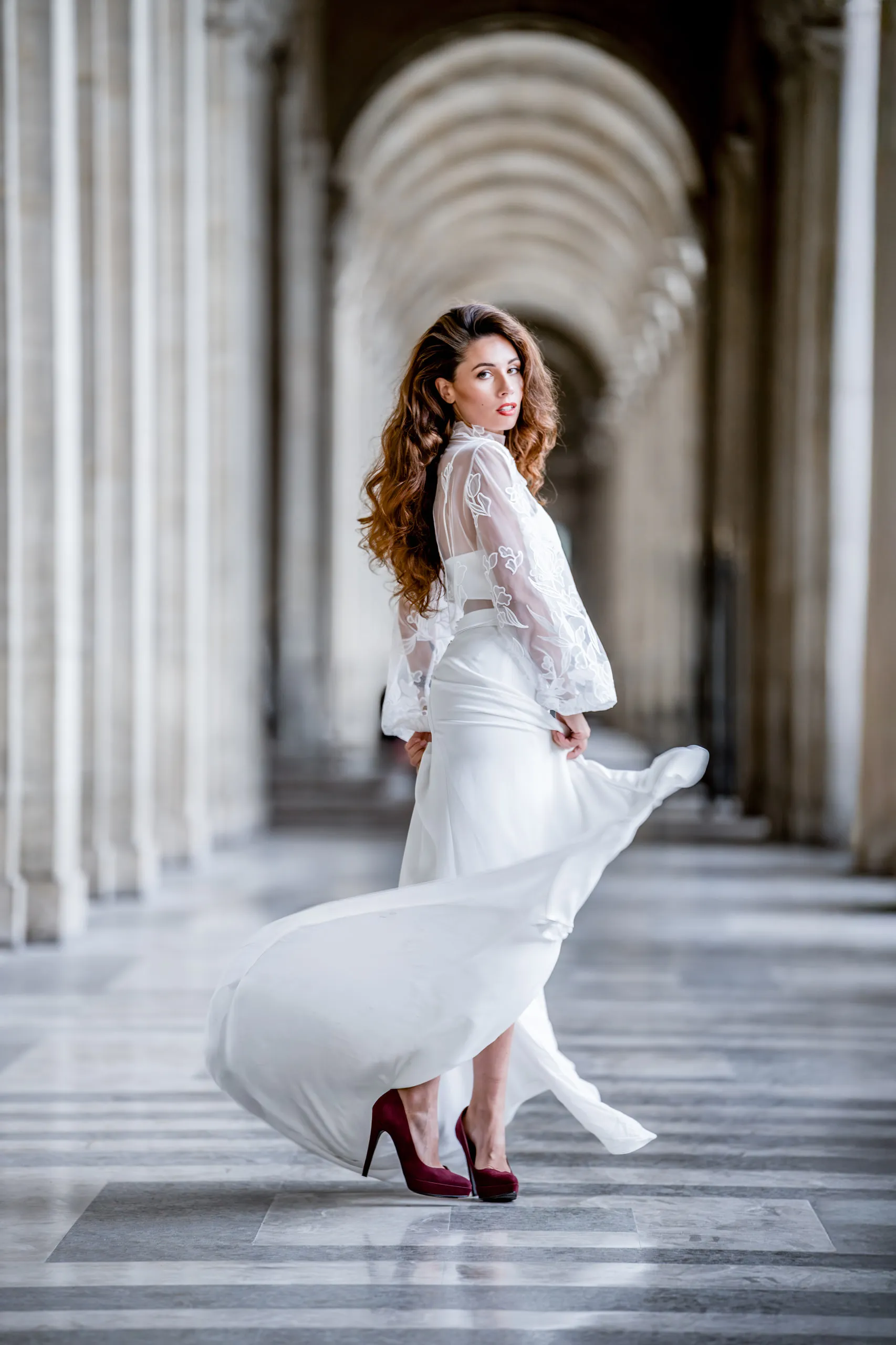 Braut in den Arkaden des Louvre bei einem Pariser Bridal Shooting