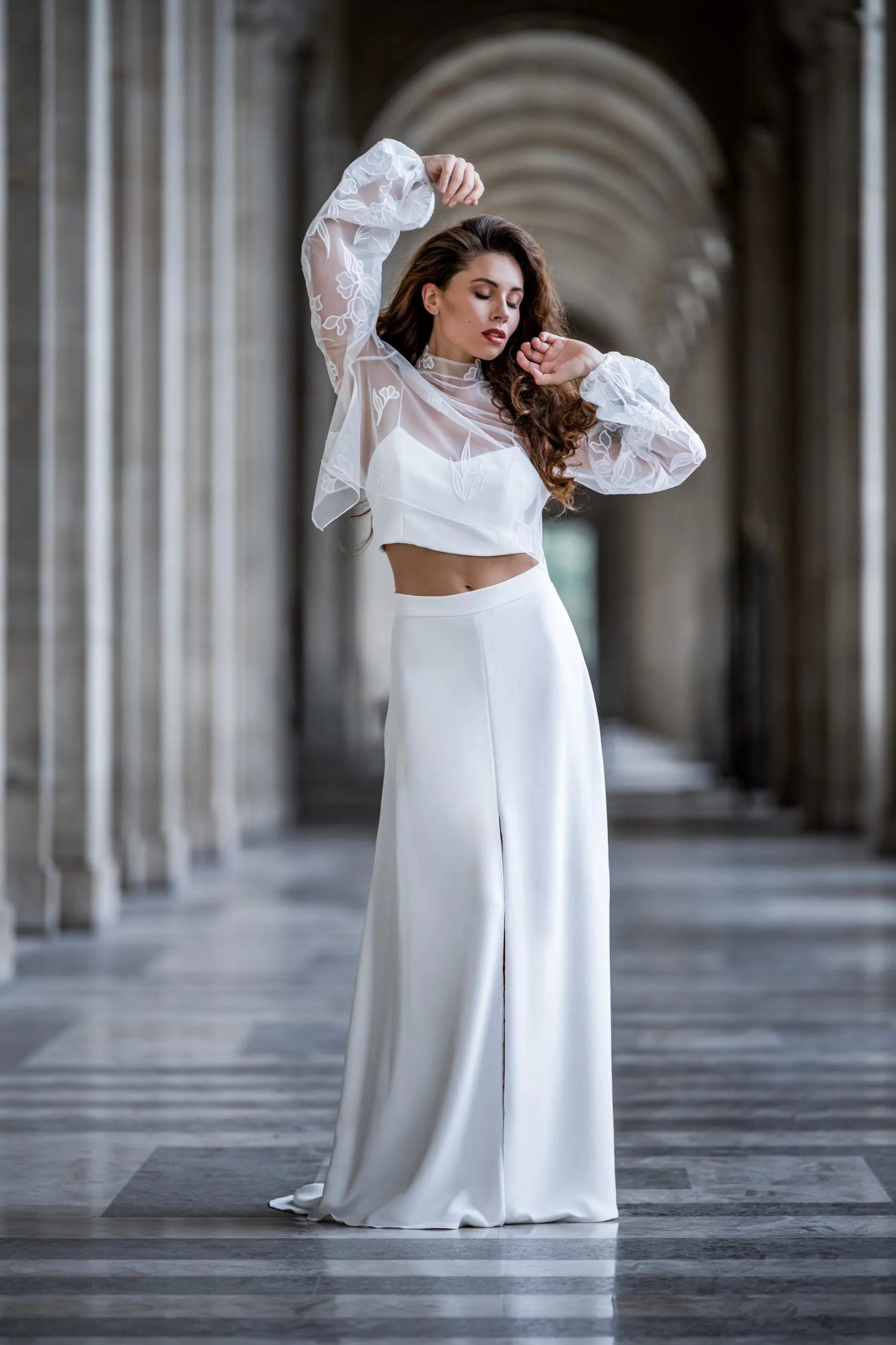 Brautkleid mit modernem Zweiteiler unter den Arkaden des Louvre
