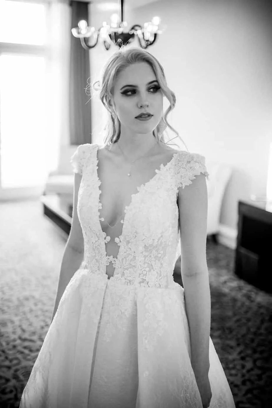 Braut in ihrem Spitzenkleid nach dem Getting Ready
