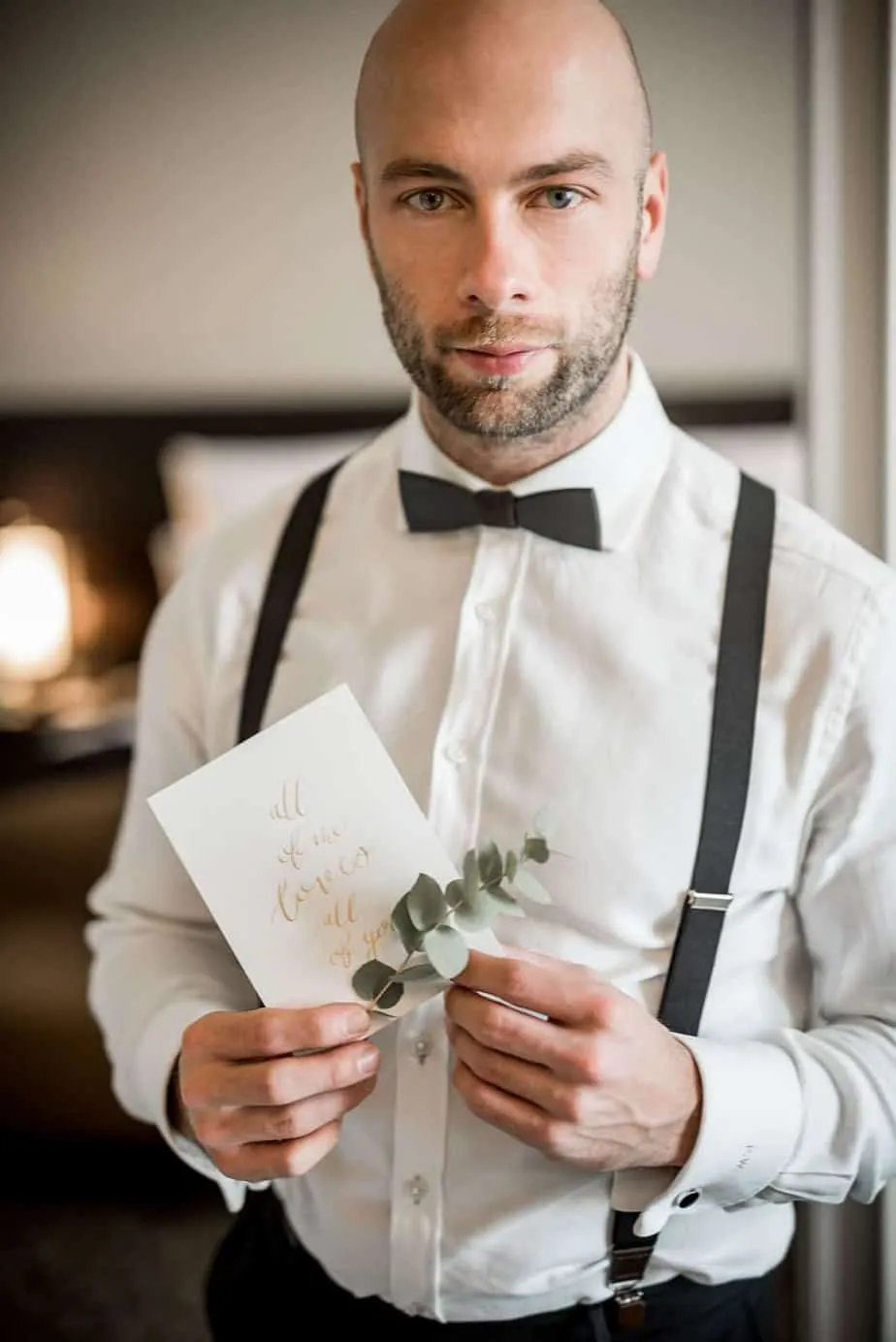 Bräutigam mit Briefen vor der Hochzeit im Hotel Atlantic