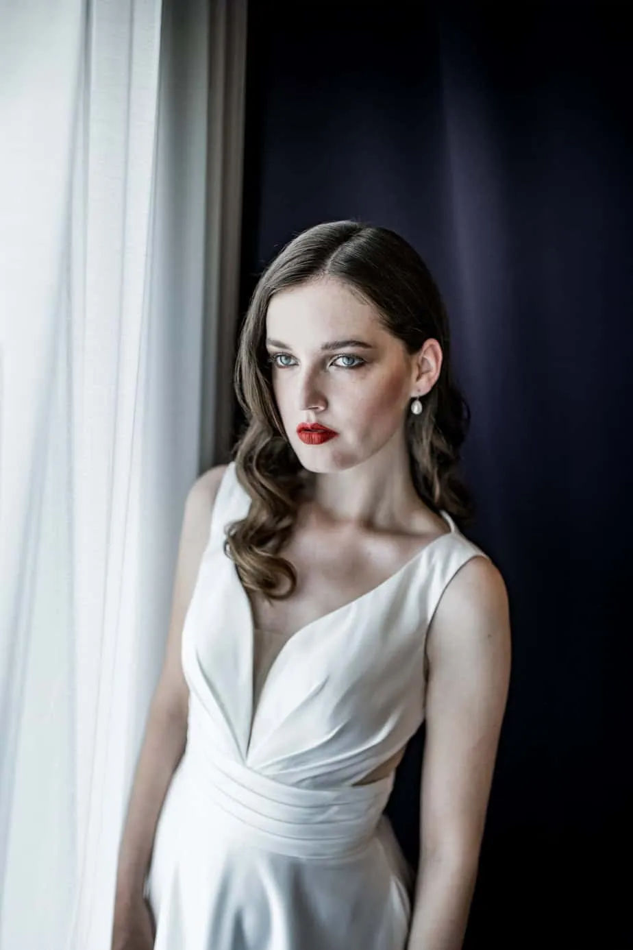 Klassisches Brautportrait mit rotem Lippenstift im Hotel Atlantic