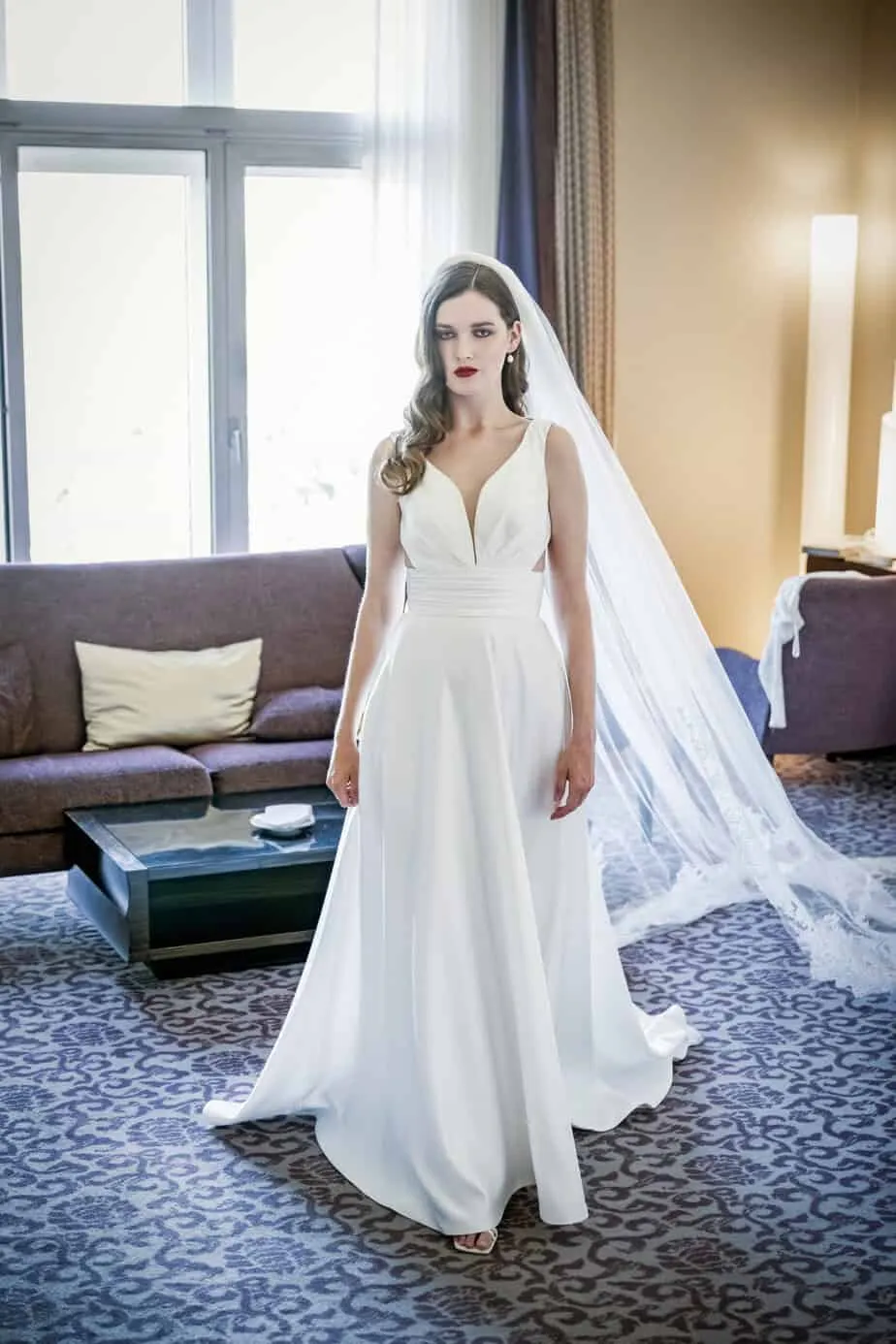 Braut im modernen Hochzeitskleid bei einem Bridal Shooting in Hamburg