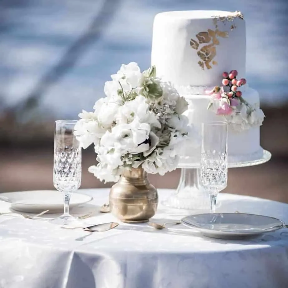 Hochzeitstorte und weiße Tischblumen im Hotel Atlantic Hamburg