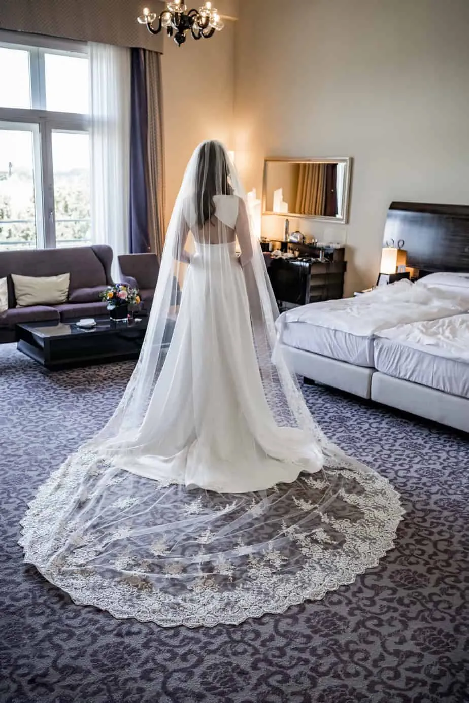 Brautkleid mit langer Schleppe in einer Suite des Hotel Atlantic