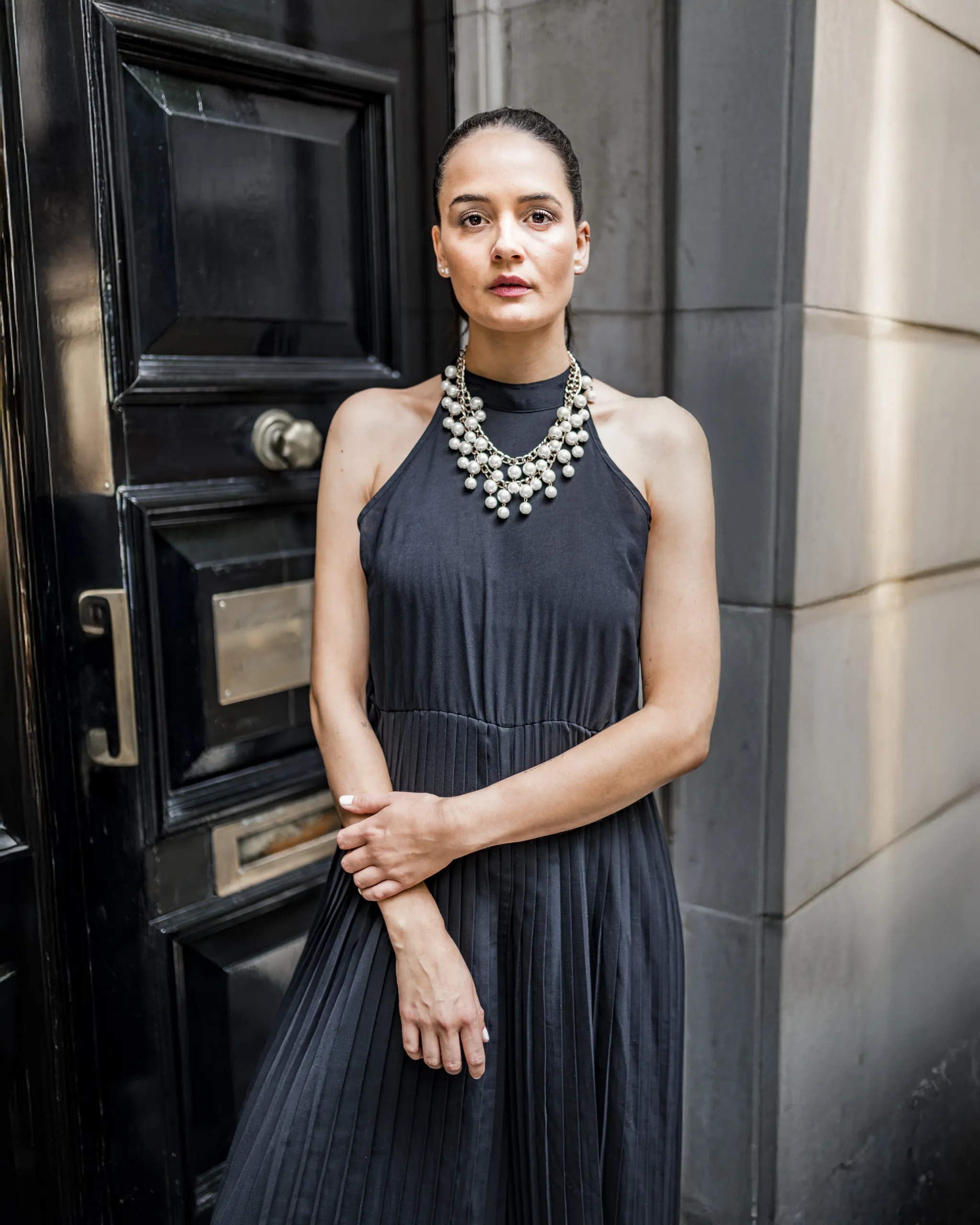 Elegantes Portrait von Mariam vor klassischer Architektur in South Kensington