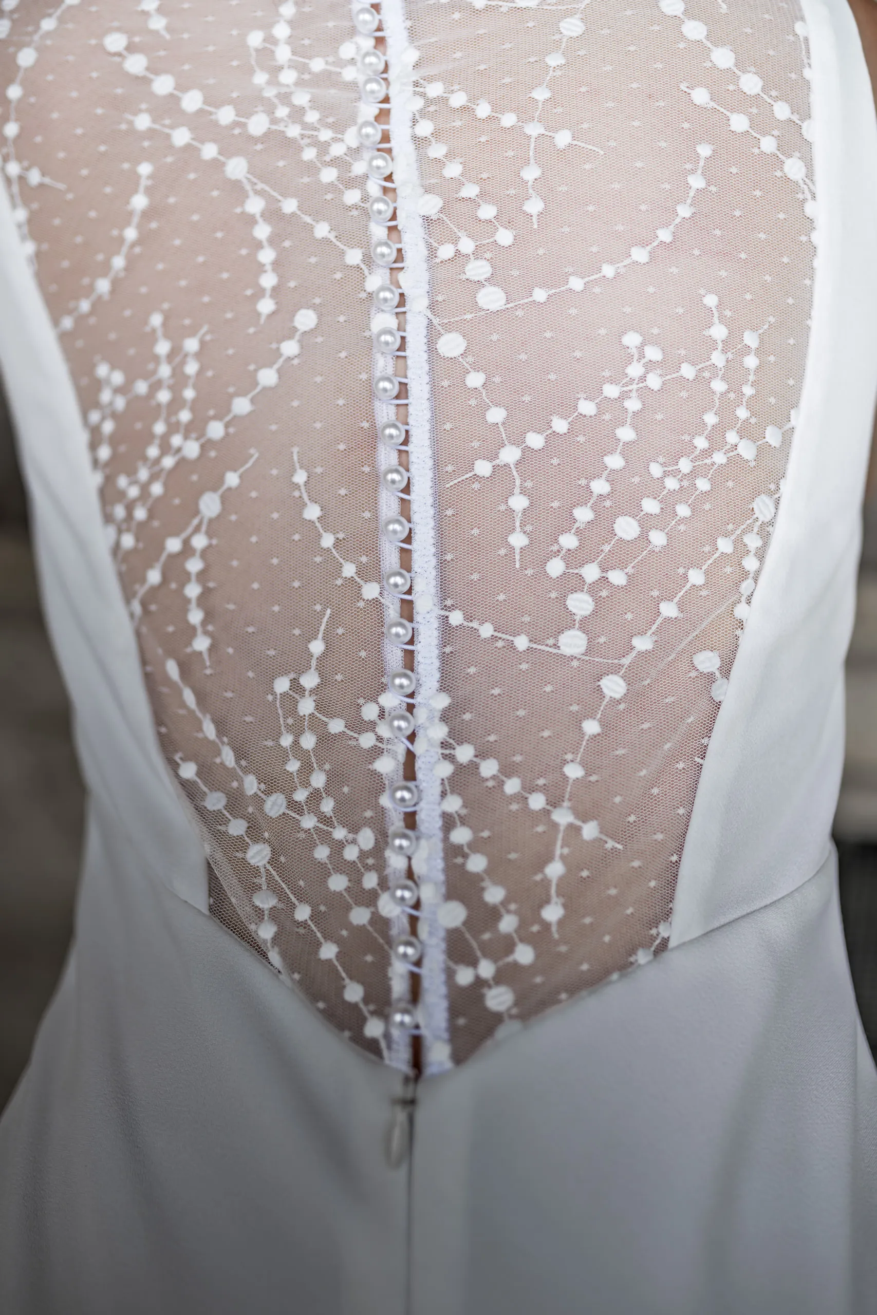 Detailaufnahme der Perlenstickerei eines Brautkleids