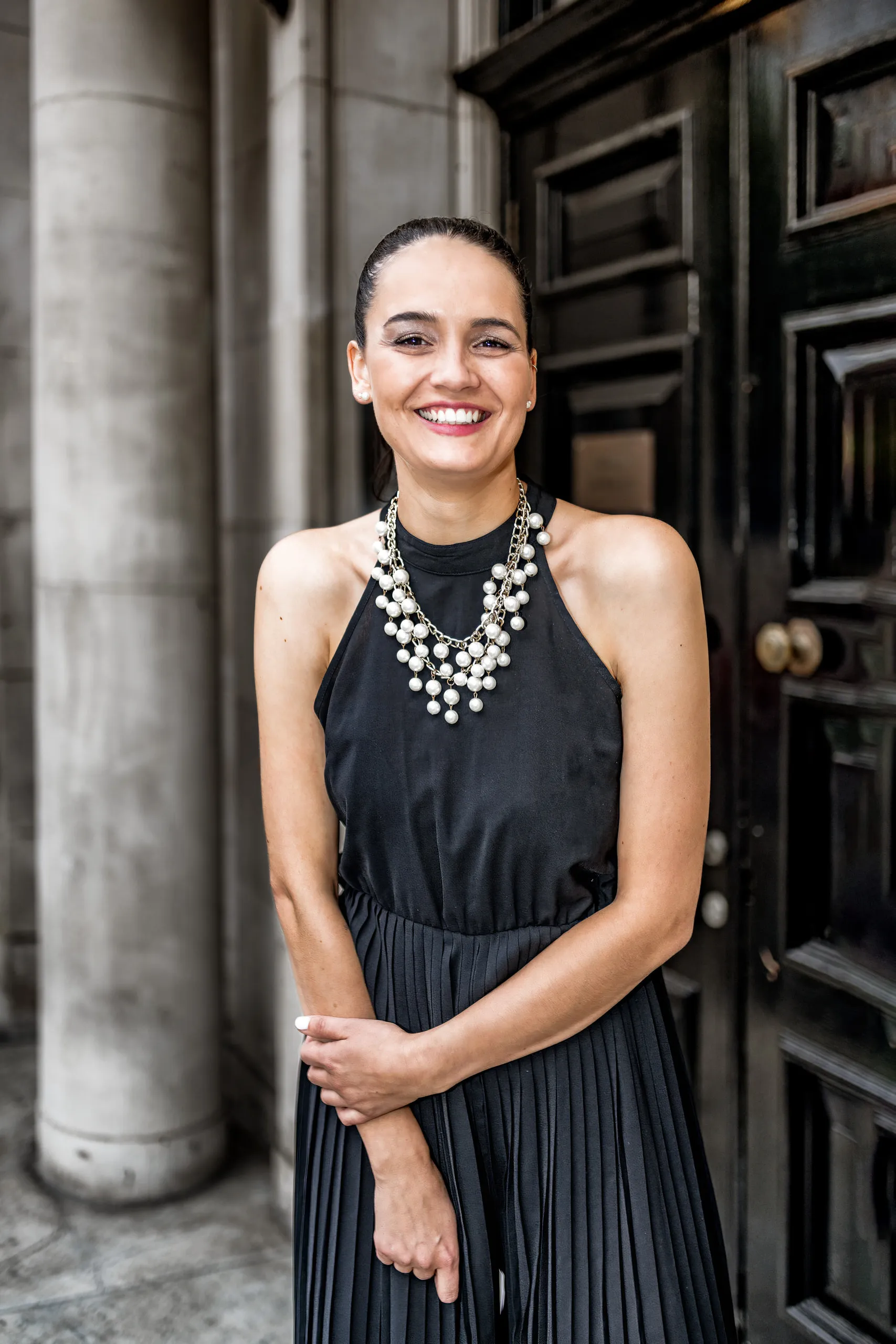 Lachendes Portrait von Mariam vor einem Londoner Hauseingang
