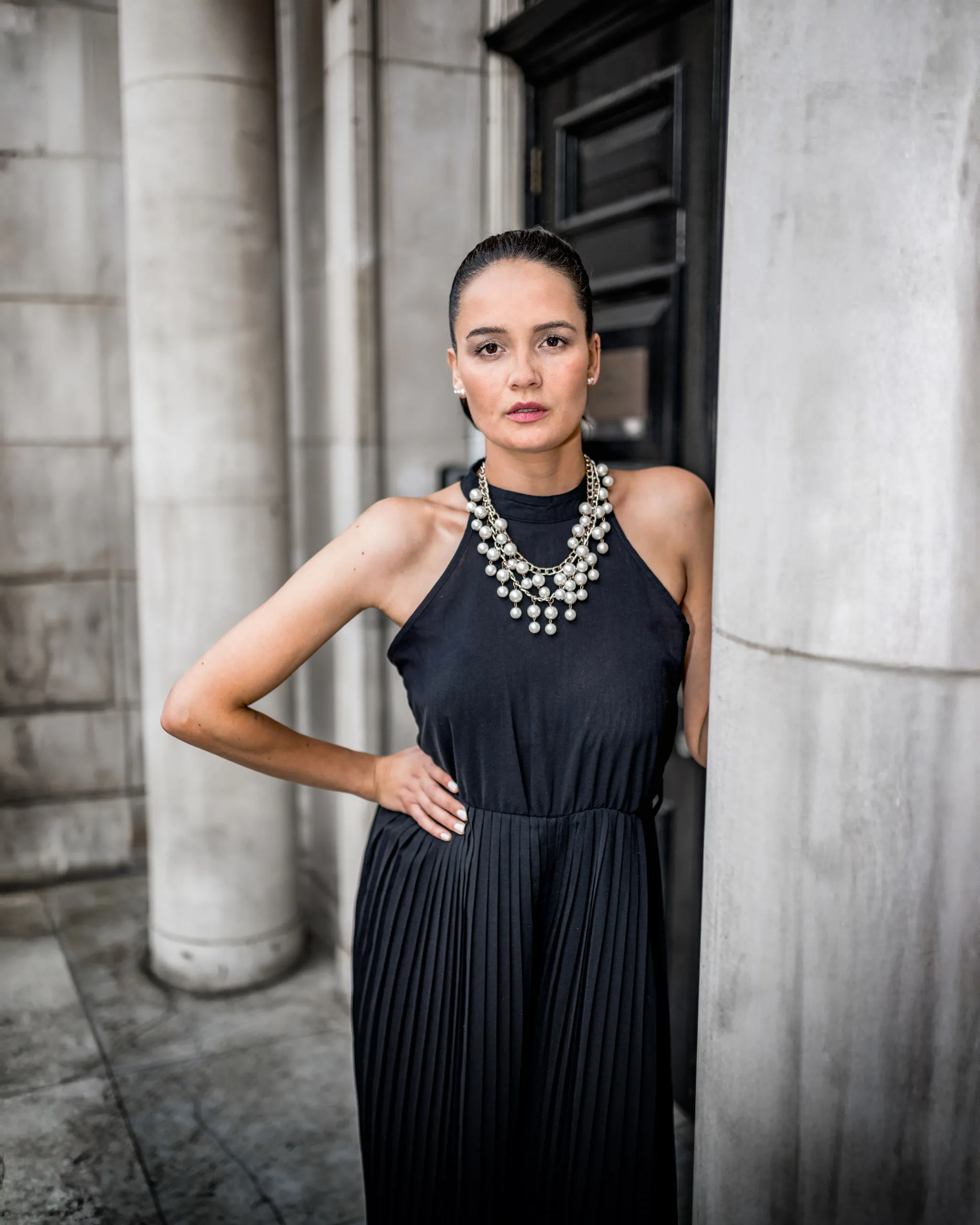 Editorial Ganzkörperportrait vor einer klassischen Londoner Fassade