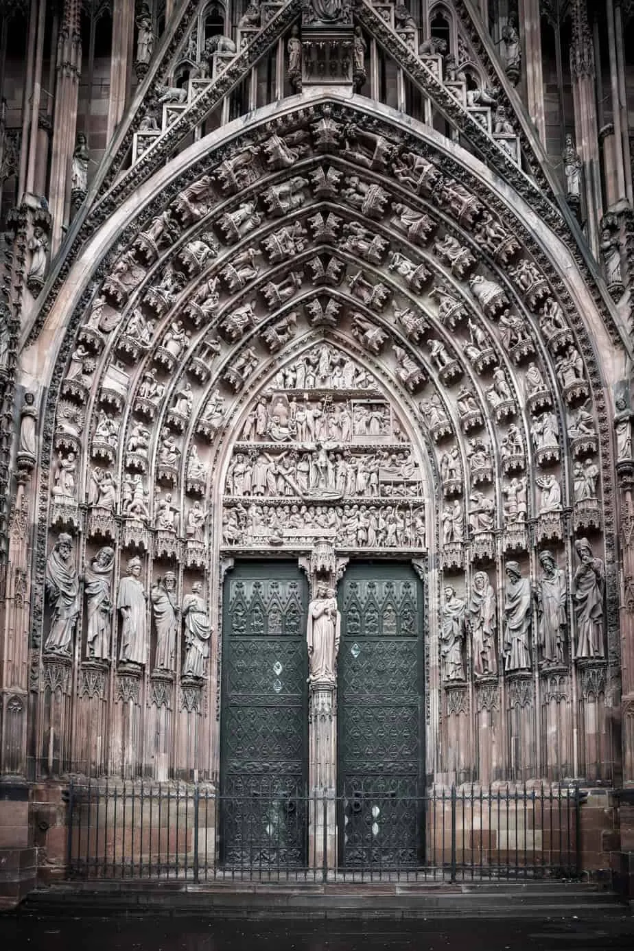 Detailaufnahme einer alten Tür in Strasbourg