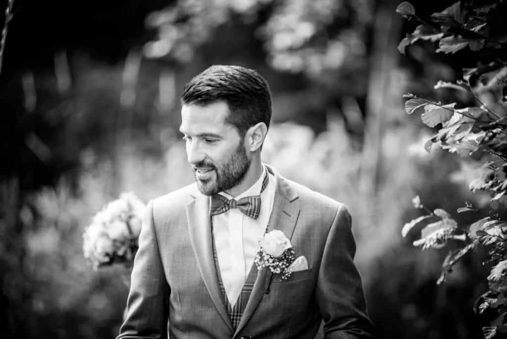 Bräutigam Sven beim Portraitshooting vor der Trauung in Scheeßel