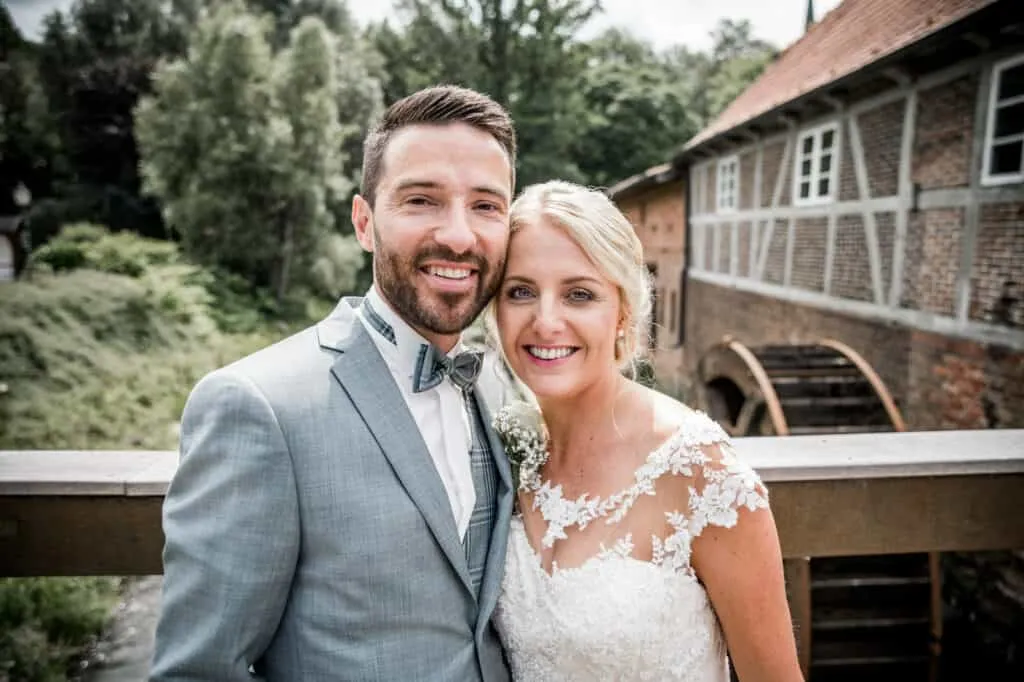 Kathrin und Sven vor einem niedersächsischen Fachwerkhaus