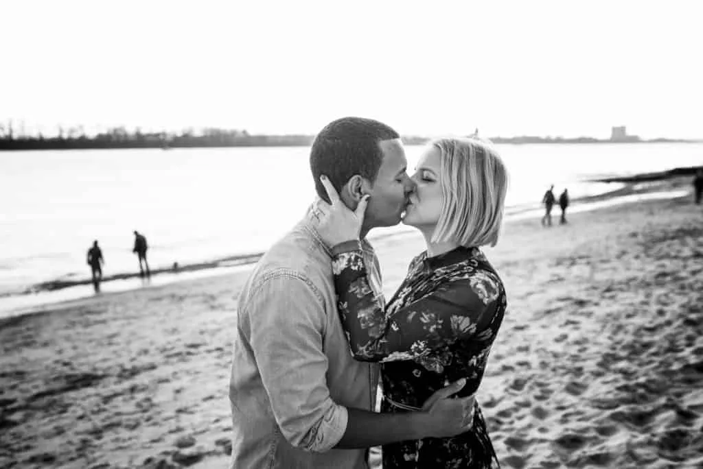 Kennenlernshooting eines Paares am Elbstrand