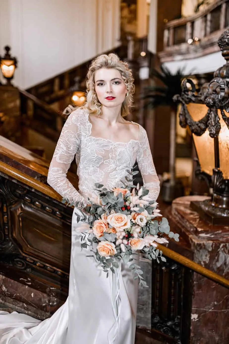 Braut auf einer eleganten Treppe